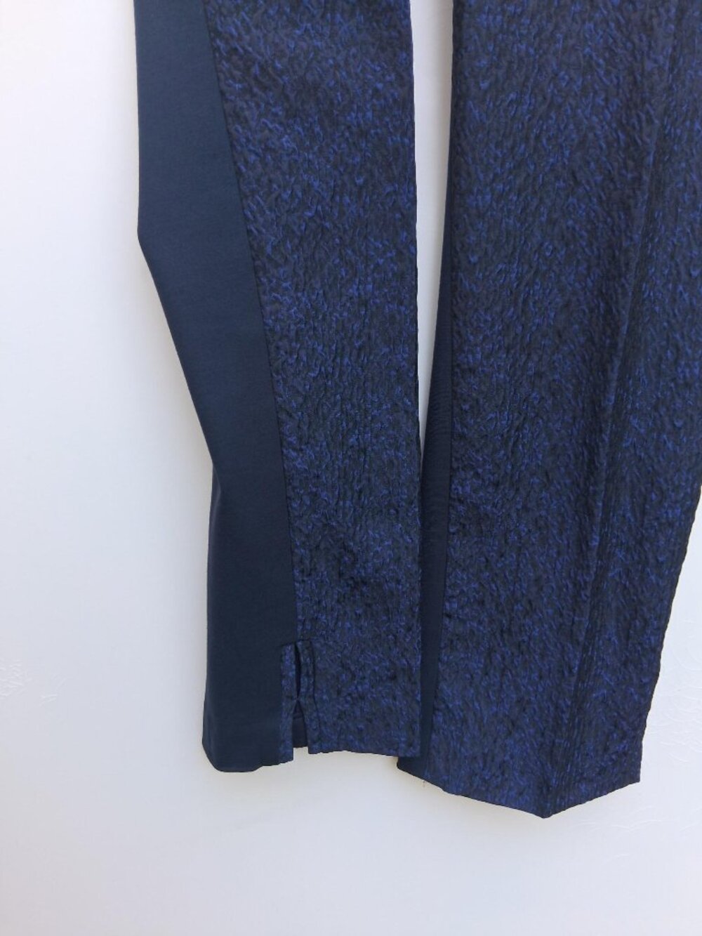 ELIE TAHARI polyester jacquard front-closure cropped ankle pants, navy (size 10)